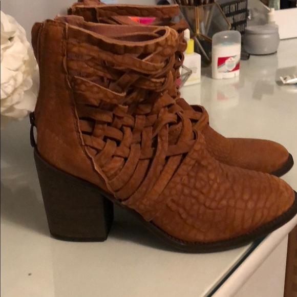 FREE PEOPLE BOOTIES - Picture 2 of 3